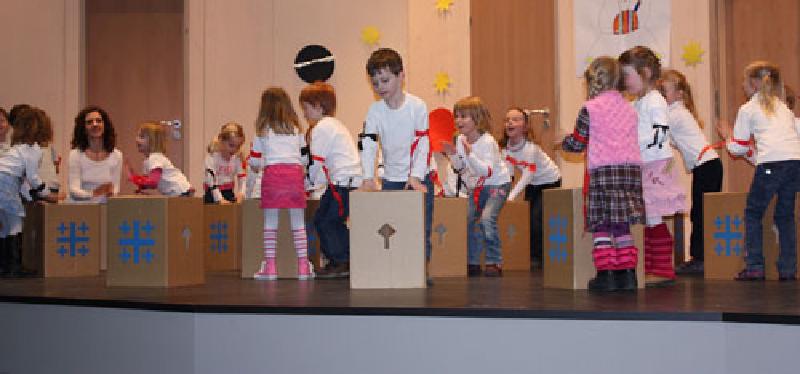 Musizieren, Singen, Tanzen und Experimentieren mit Instrumenten