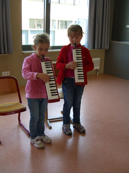 Kinder mit Melodikas