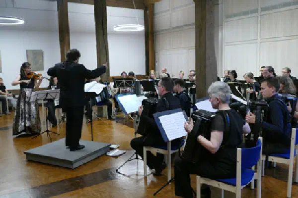 Gelungenes Akkordeonkonzert mit Solo-Violine