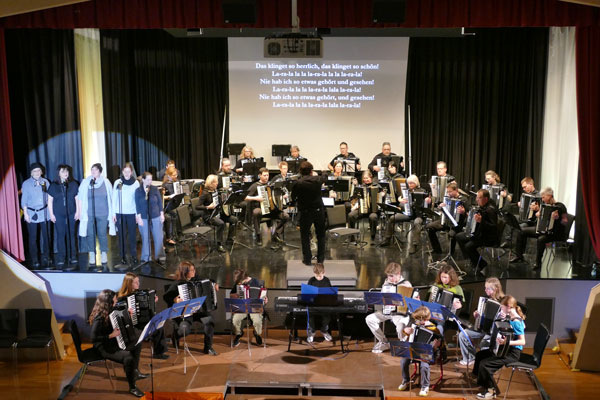 Das 1. Orchester und das Schülerensemble zusammen auf der Bühne