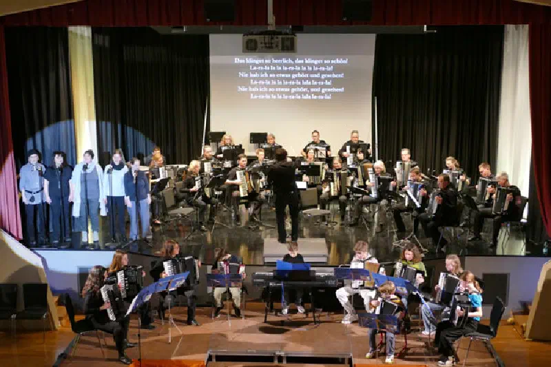 Das 1. Orchester und das Schülerensemble zusammen auf der Bühne